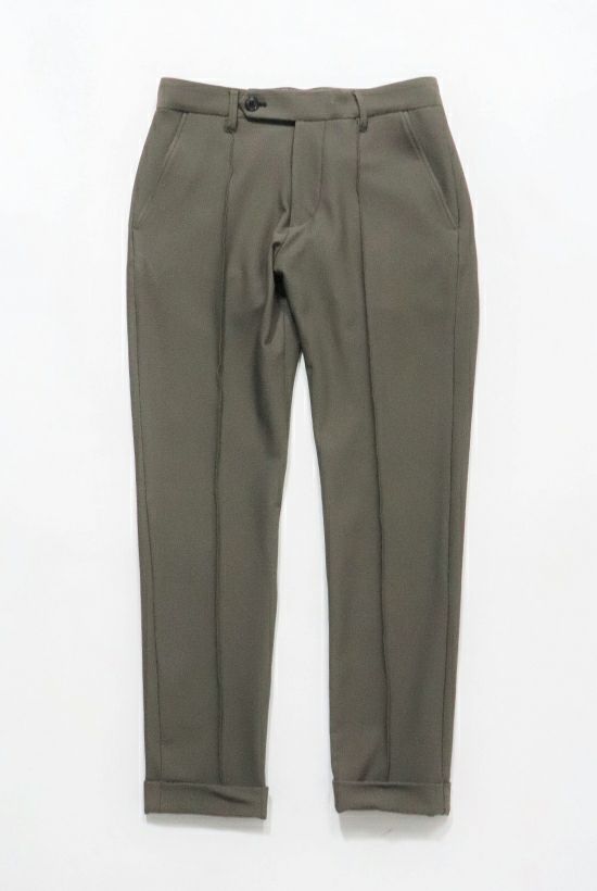 CREASE SLACKS ［KHAKI］ | 1PIU1UGUALE3｜ウノ ピゥ ウノ ウグァーレ