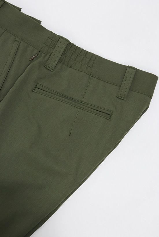 CREASE SLACKS (ARGAN OIL 2WAY) ［KHAKI］ | 1PIU1UGUALE3｜ウノ ピゥ 