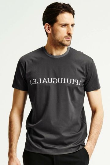 1PIU1UGUALE3 SPORT COMFORTABLE TAG CREW S/S［CHARCOAL